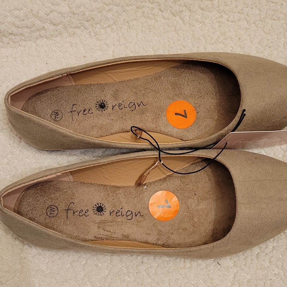 Free Reign flat shoes Brand New outbox color cream size 7(W)